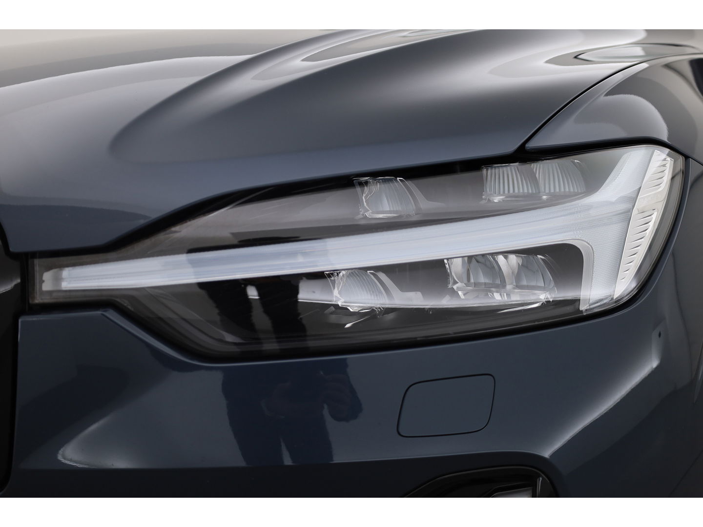 Volvo XC60 2.0 T8 Plug-in hybrid AWD Plus Dark | Pano | Standkachel | ACC | Blis | H&K  audio | Sportstoelen met mem. |