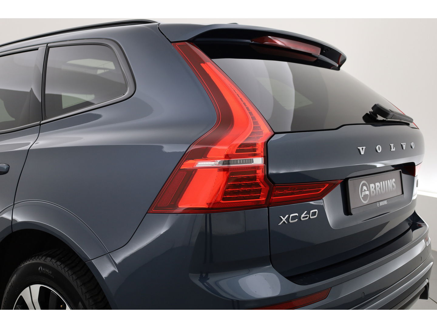 Volvo XC60 2.0 T8 Plug-in hybrid AWD Plus Dark | Pano | Standkachel | ACC | Blis | H&K  audio | Sportstoelen met mem. |