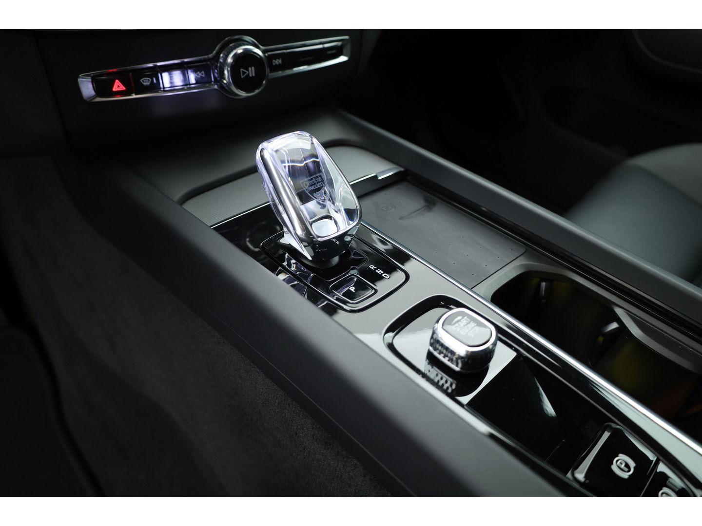 Volvo XC60 2.0 T8 Plug-in hybrid AWD Plus Dark | Pano | Standkachel | ACC | Blis | H&K  audio | Sportstoelen met mem. |