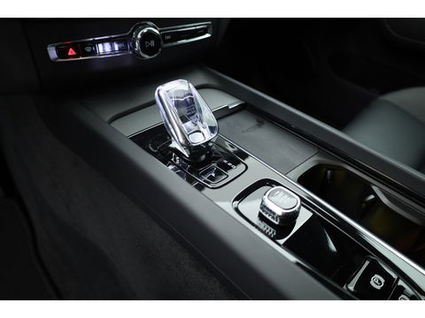 Volvo XC60 2.0 T8 Plug-in hybrid AWD Plus Dark | Pano | Standkachel | ACC | Blis | H&K  audio | Sportstoelen met mem. |