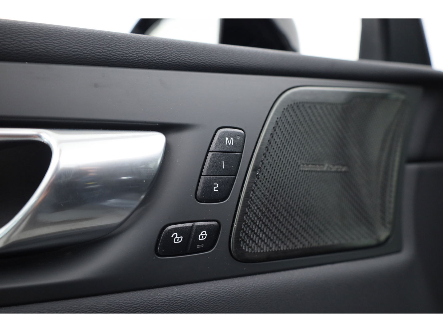 Volvo XC60 2.0 T8 Plug-in hybrid AWD Plus Dark | Pano | Standkachel | ACC | Blis | H&K  audio | Sportstoelen met mem. |