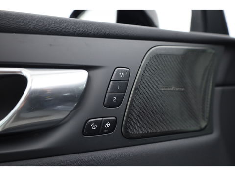 Volvo XC60 2.0 T8 Plug-in hybrid AWD Plus Dark | Pano | Standkachel | ACC | Blis | H&K  audio | Sportstoelen met mem. |