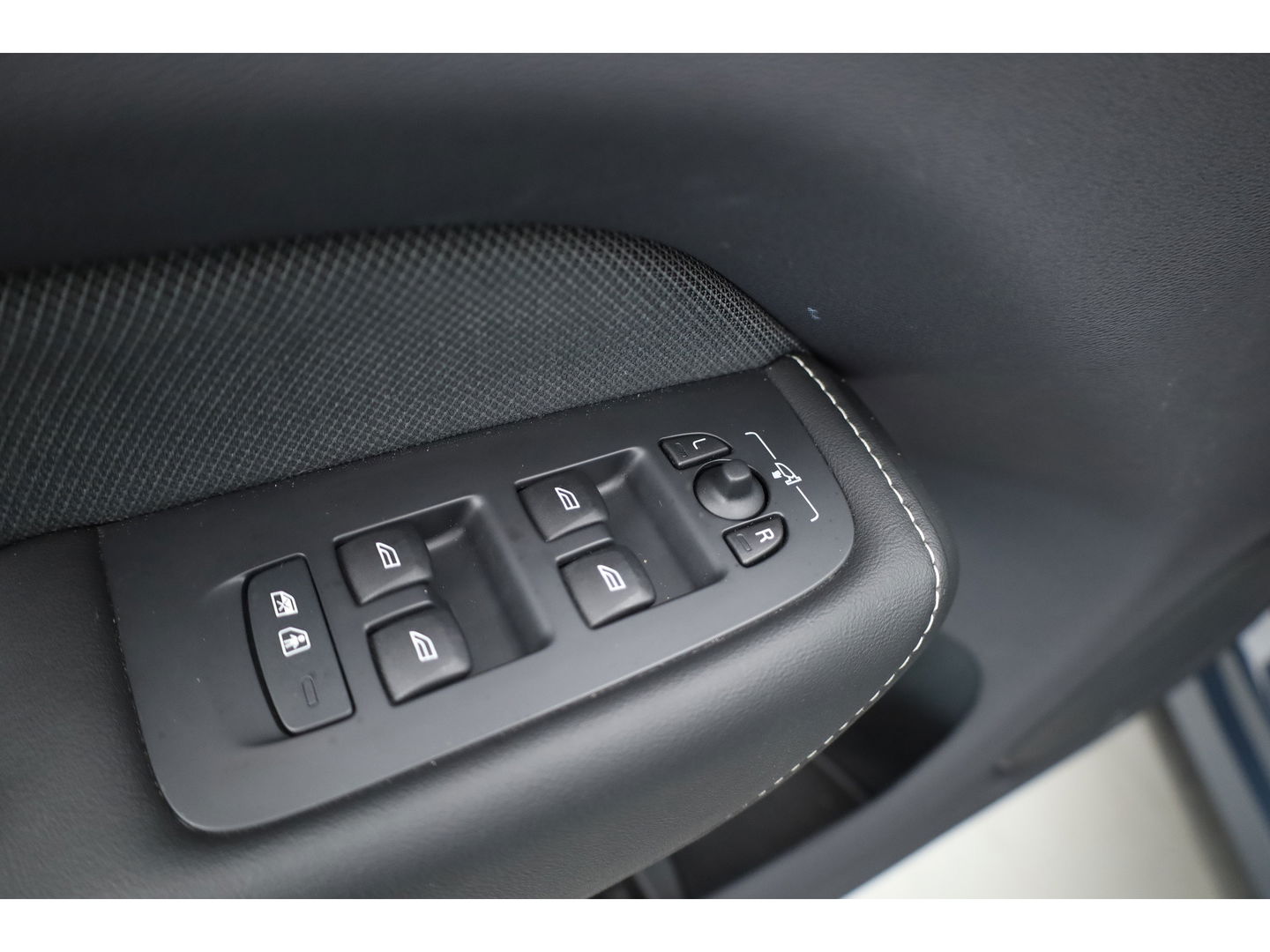Volvo XC60 2.0 T8 Plug-in hybrid AWD Plus Dark | Pano | Standkachel | ACC | Blis | H&K  audio | Sportstoelen met mem. |