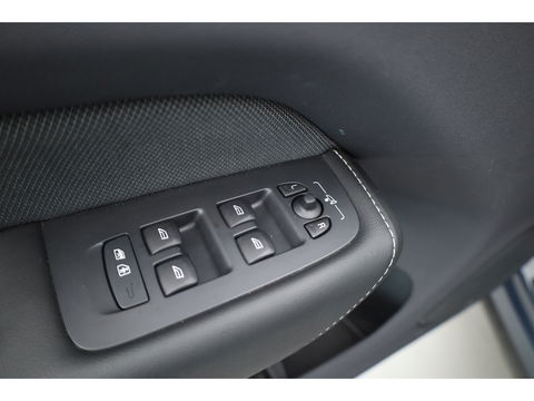 Volvo XC60 2.0 T8 Plug-in hybrid AWD Plus Dark | Pano | Standkachel | ACC | Blis | H&K  audio | Sportstoelen met mem. |