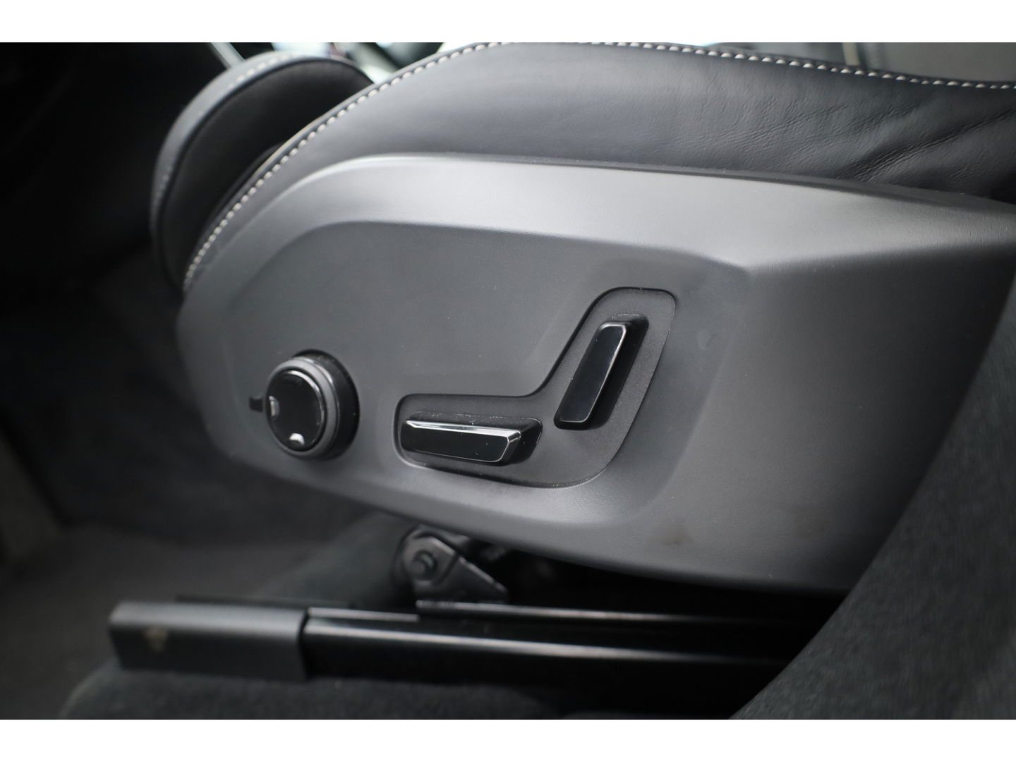 Volvo XC60 2.0 T8 Plug-in hybrid AWD Plus Dark | Pano | Standkachel | ACC | Blis | H&K  audio | Sportstoelen met mem. |