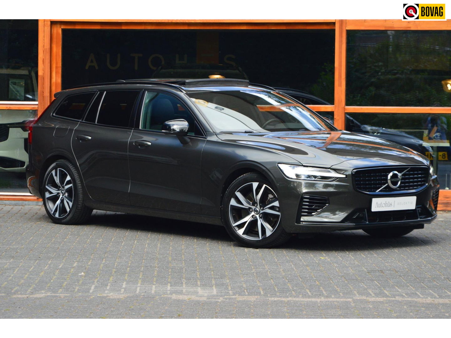 Volvo V60 T6 Recharge AWD R-Design Long Range | Panoramadak | Stuur + Stoel Verwarmd | Pilot Assist | Apple CarPlay | Camera |