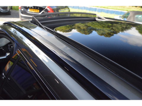Volvo V60 T6 Recharge AWD R-Design Long Range | Panoramadak | Stuur + Stoel Verwarmd | Pilot Assist | Apple CarPlay | Camera |