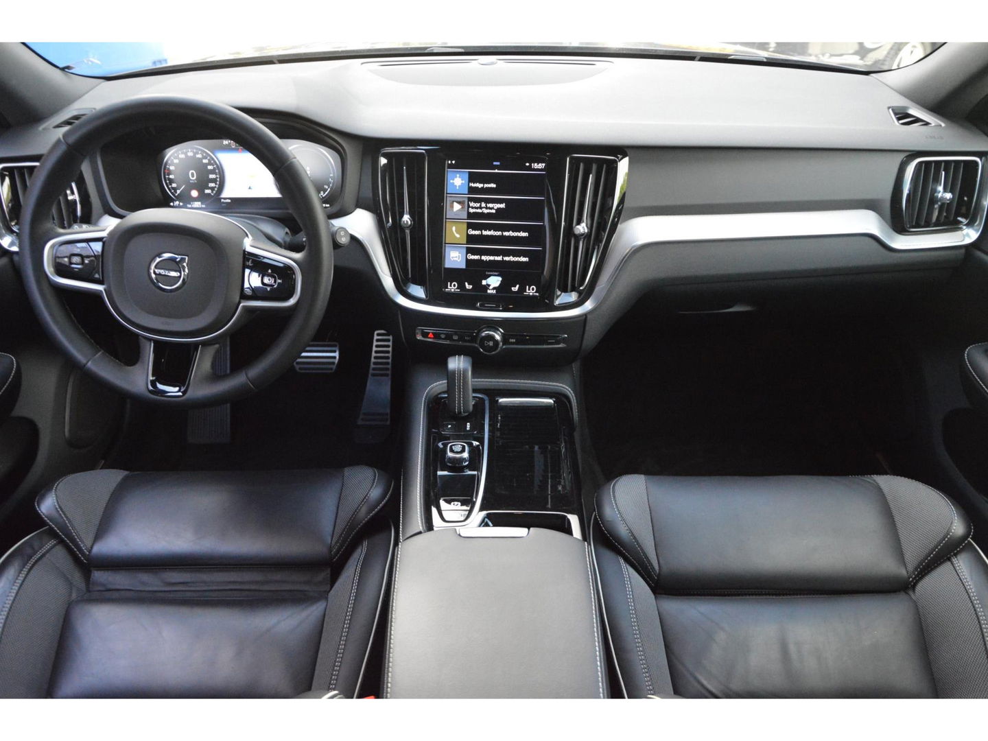 Volvo V60 T6 Recharge AWD R-Design Long Range | Panoramadak | Stuur + Stoel Verwarmd | Pilot Assist | Apple CarPlay | Camera |