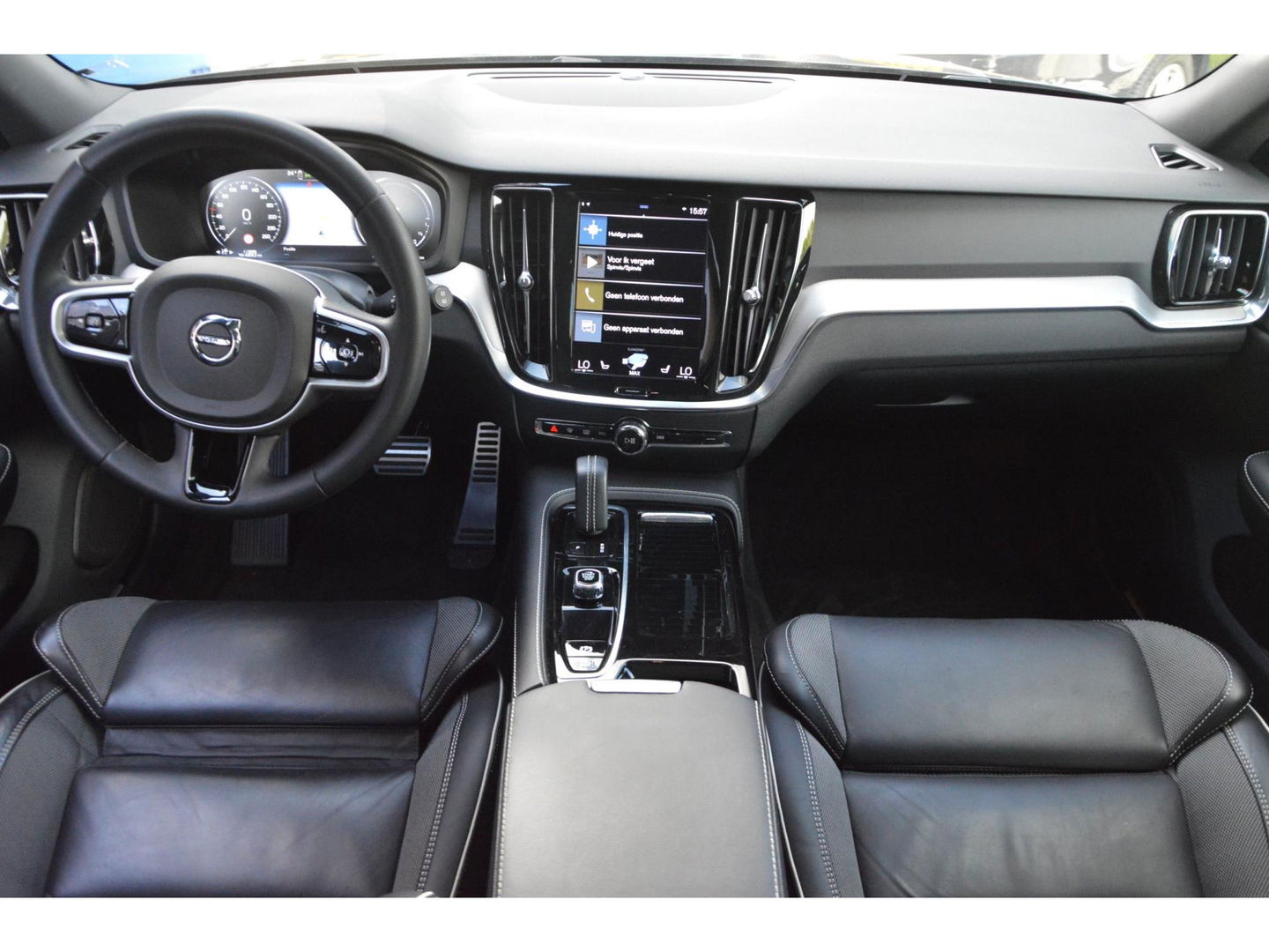 Volvo V60 T6 Recharge AWD R-Design Long Range | Panoramadak | Stuur + Stoel Verwarmd | Pilot Assist | Apple CarPlay | Camera |