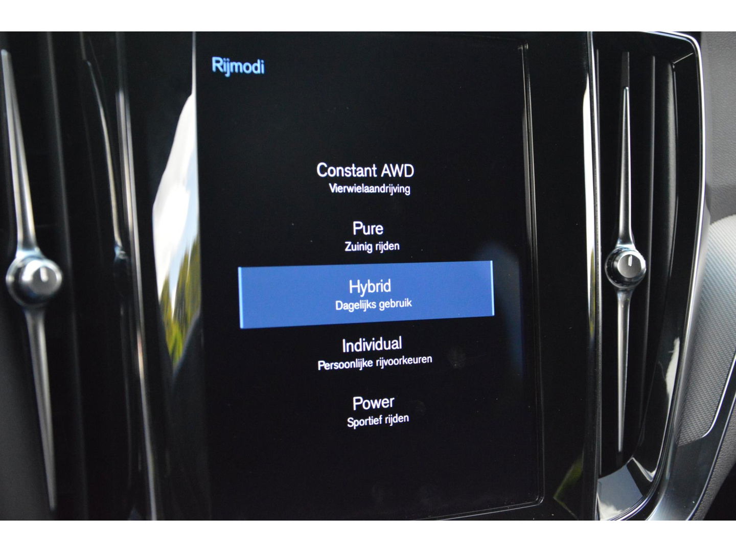 Volvo V60 T6 Recharge AWD R-Design Long Range | Panoramadak | Stuur + Stoel Verwarmd | Pilot Assist | Apple CarPlay | Camera |