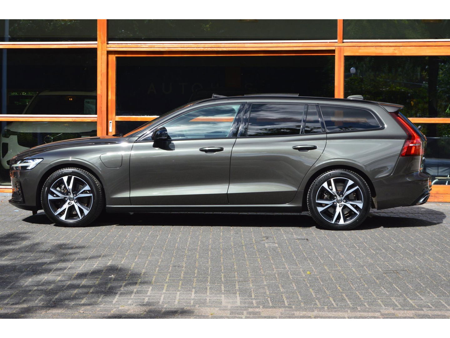 Volvo V60 T6 Recharge AWD R-Design Long Range | Panoramadak | Stuur + Stoel Verwarmd | Pilot Assist | Apple CarPlay | Camera |