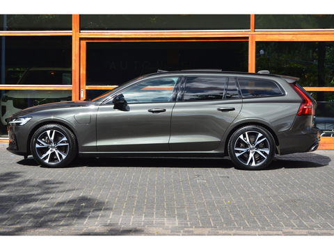 Volvo V60 T6 Recharge AWD R-Design Long Range | Panoramadak | Stuur + Stoel Verwarmd | Pilot Assist | Apple CarPlay | Camera |