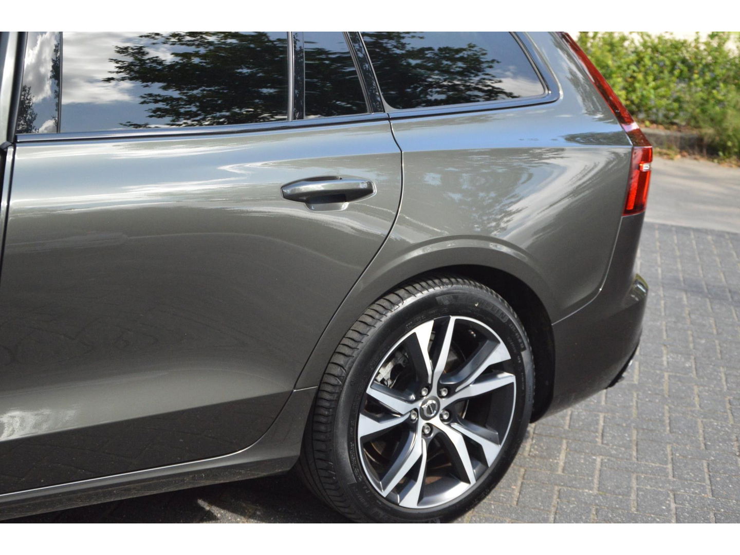 Volvo V60 T6 Recharge AWD R-Design Long Range | Panoramadak | Stuur + Stoel Verwarmd | Pilot Assist | Apple CarPlay | Camera |