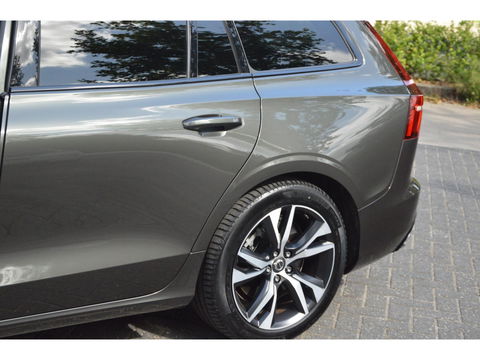Volvo V60 T6 Recharge AWD R-Design Long Range | Panoramadak | Stuur + Stoel Verwarmd | Pilot Assist | Apple CarPlay | Camera |