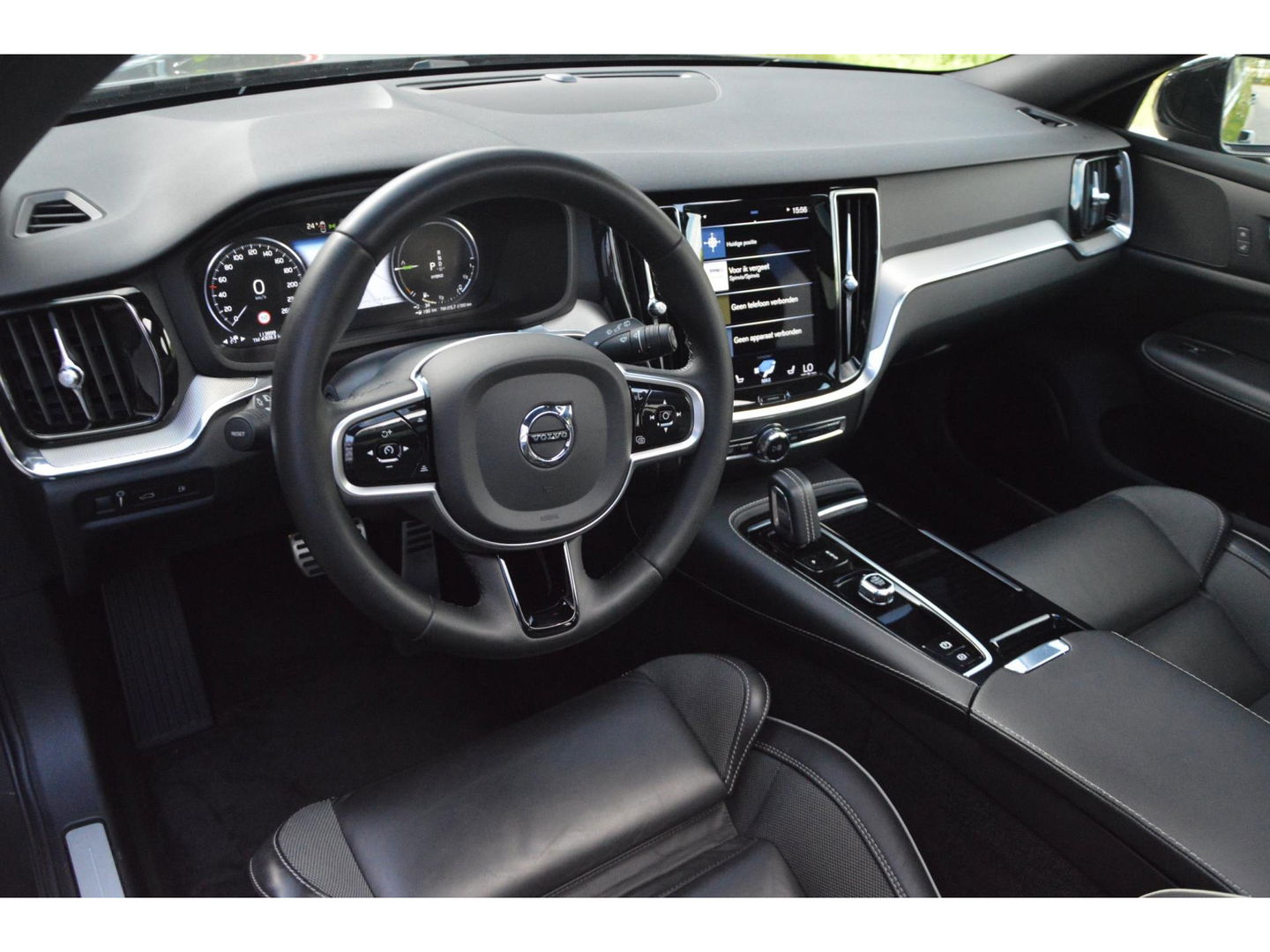 Volvo V60 T6 Recharge AWD R-Design Long Range | Panoramadak | Stuur + Stoel Verwarmd | Pilot Assist | Apple CarPlay | Camera |