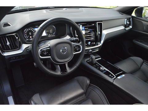 Volvo V60 T6 Recharge AWD R-Design Long Range | Panoramadak | Stuur + Stoel Verwarmd | Pilot Assist | Apple CarPlay | Camera |