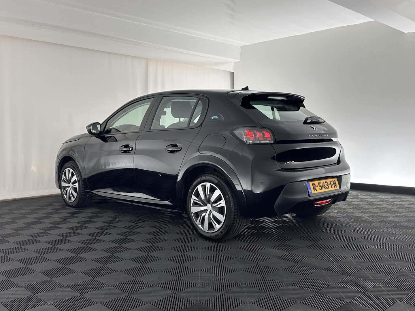 Peugeot e-208 EV Active 50 kWh [ 3-Fase ] Aut. *NAVI-FULLMAP | FULL-LED | SPORT-SEATS | CARPLAY | CCS-FASTLOADER | KEYLESS | DAB+ | LANE-ASSIST | CRUISE | ECC | PDC*