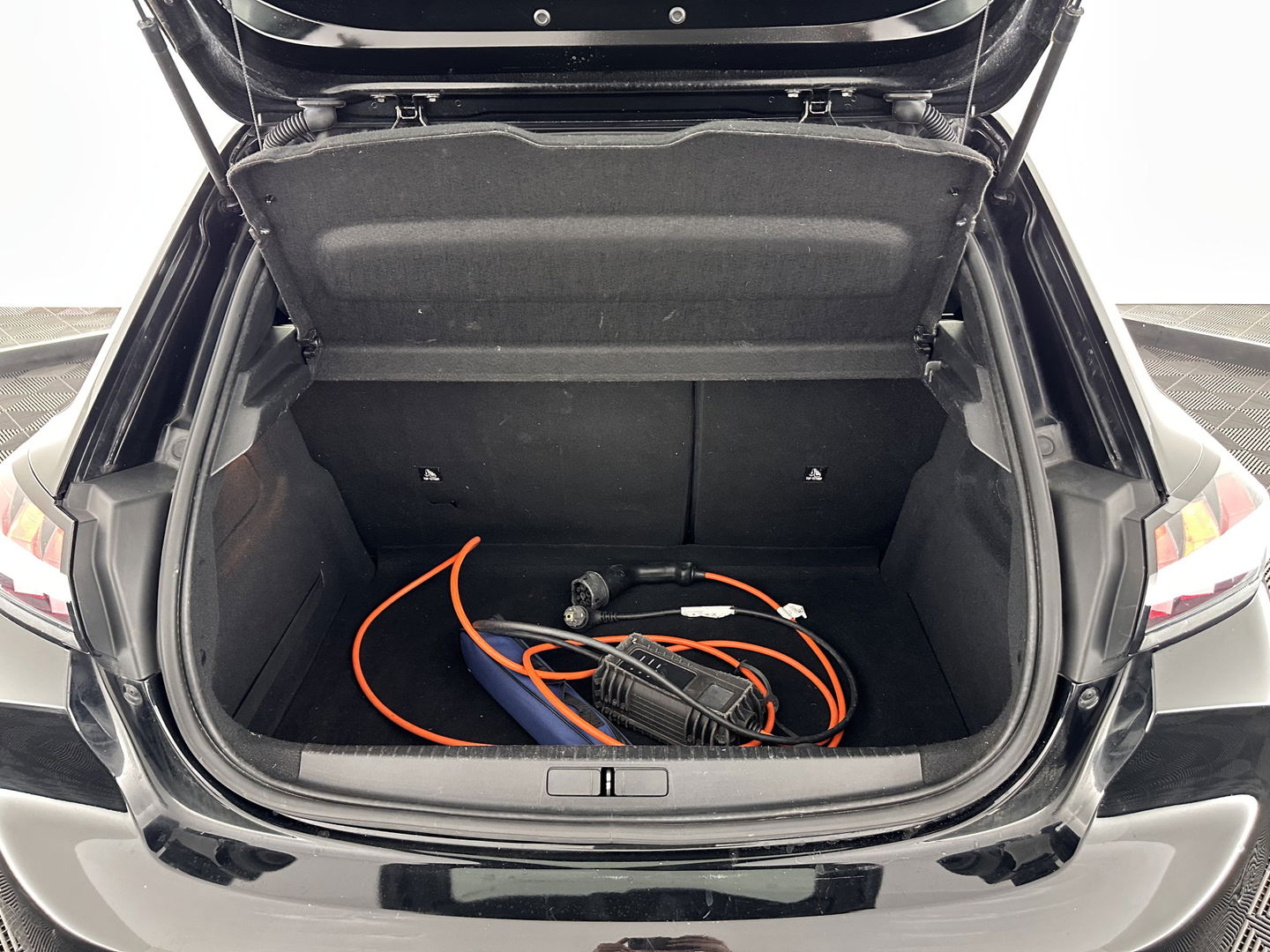 Peugeot e-208 EV Active 50 kWh [ 3-Fase ] Aut. *NAVI-FULLMAP | FULL-LED | SPORT-SEATS | CARPLAY | CCS-FASTLOADER | KEYLESS | DAB+ | LANE-ASSIST | CRUISE | ECC | PDC*