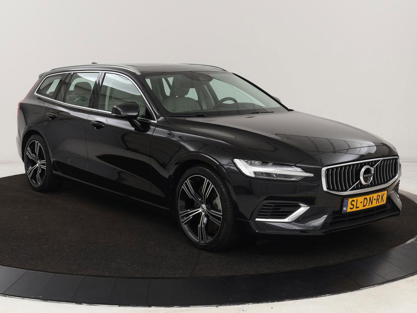 Volvo V60 2.0 T8 Recharge AWD Inscription | Panoramadak | Stoelventilatie | Adaptive cruise | Head-Up | 360 Camera | Harman/Kardon | Memory | Carplay | Navigatie | PHEV | Plug In