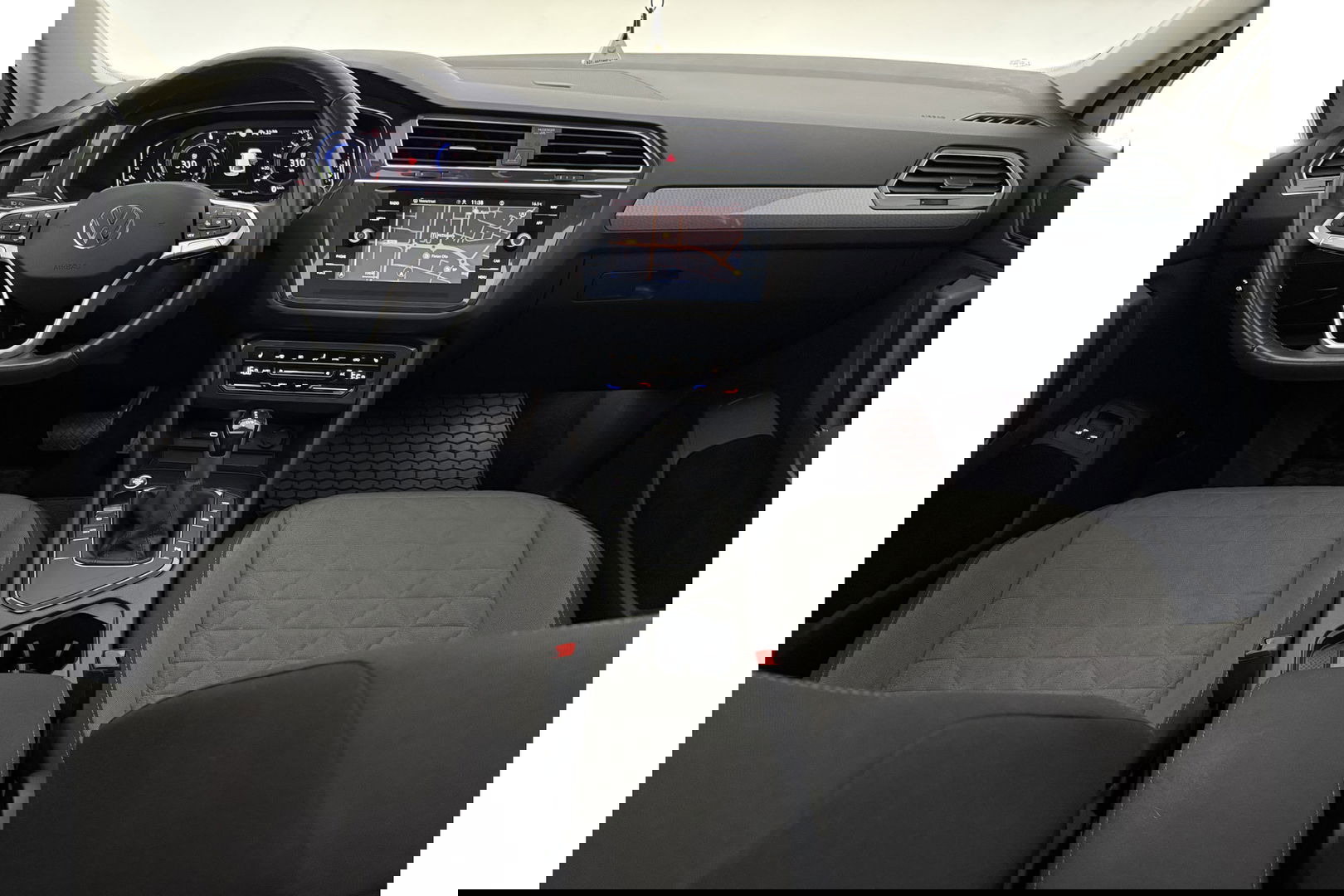 Volkswagen Tiguan 1.4 TSI eHybrid 225PK R-Line Pano ACC IQ LED Virtual Navi Clima Carplay Trekhaak 18"LMV PDC