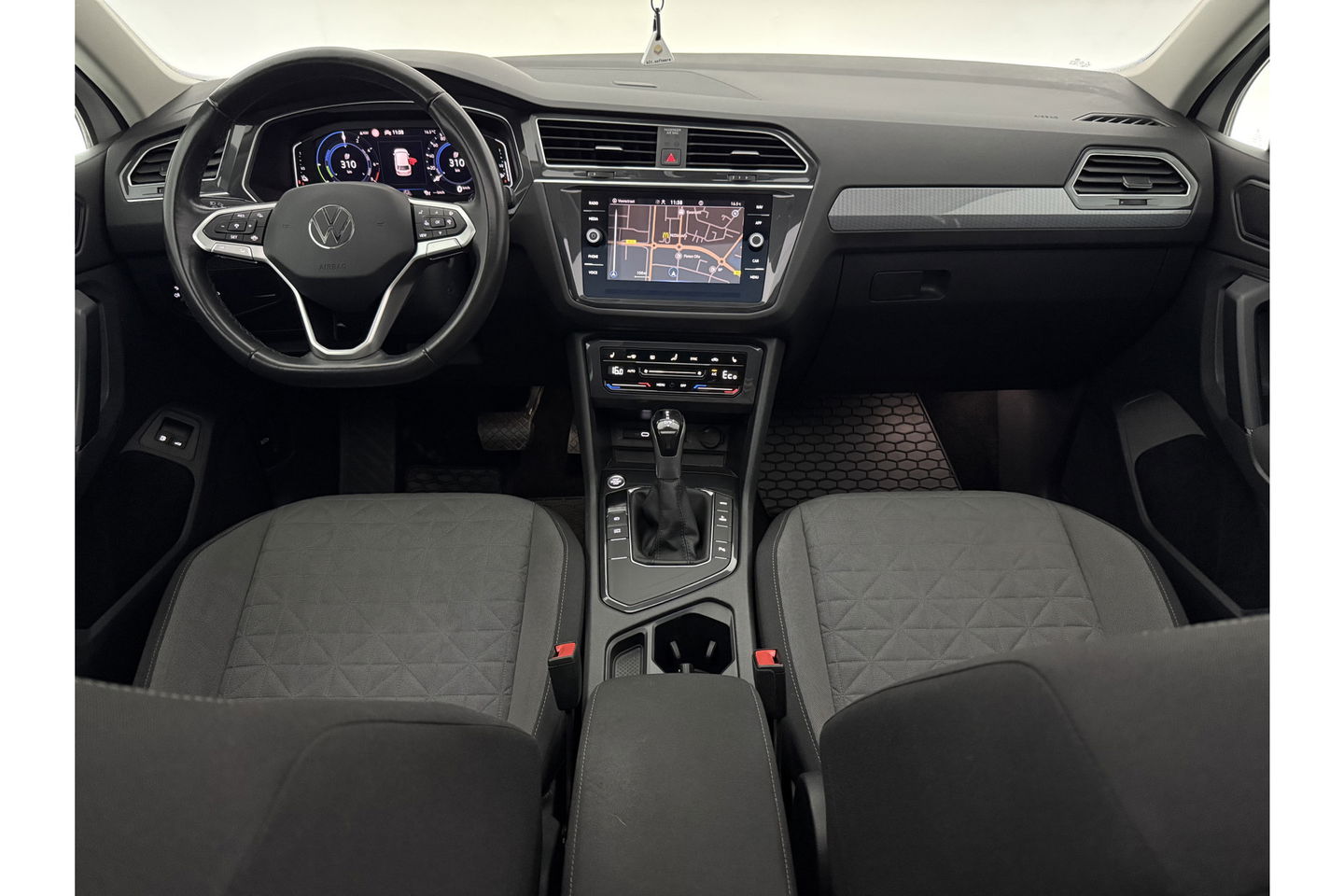 Volkswagen Tiguan 1.4 TSI eHybrid 225PK R-Line Pano ACC IQ LED Virtual Navi Clima Carplay Trekhaak 18"LMV PDC