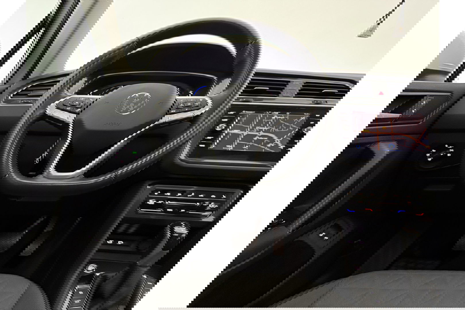 Volkswagen Tiguan 1.4 TSI eHybrid 225PK R-Line Pano ACC IQ LED Virtual Navi Clima Carplay Trekhaak 18"LMV PDC