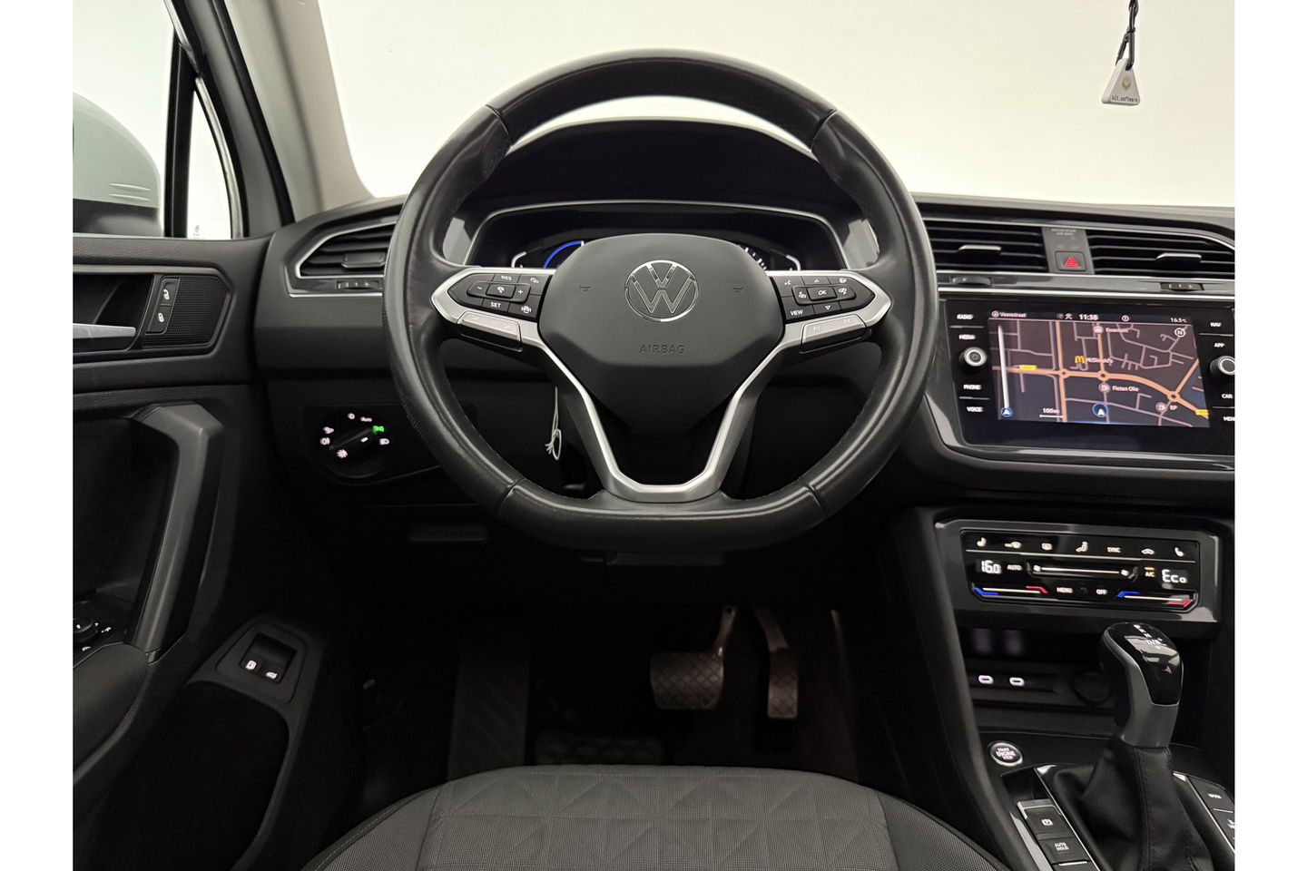 Volkswagen Tiguan 1.4 TSI eHybrid 225PK R-Line Pano ACC IQ LED Virtual Navi Clima Carplay Trekhaak 18"LMV PDC