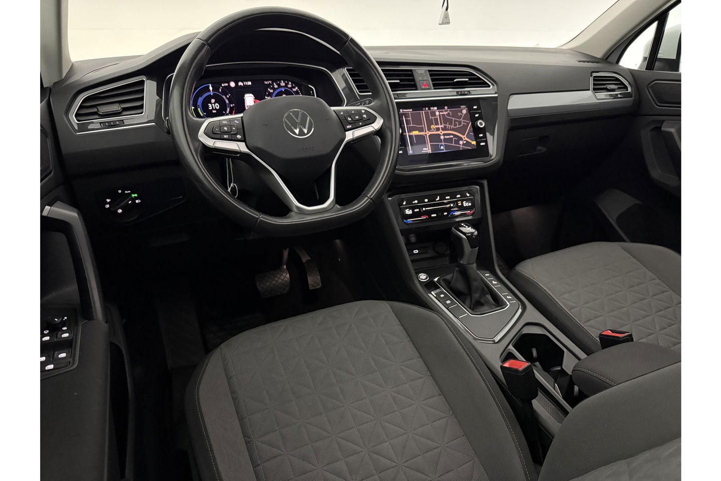 Volkswagen Tiguan 1.4 TSI eHybrid 225PK R-Line Pano ACC IQ LED Virtual Navi Clima Carplay Trekhaak 18"LMV PDC