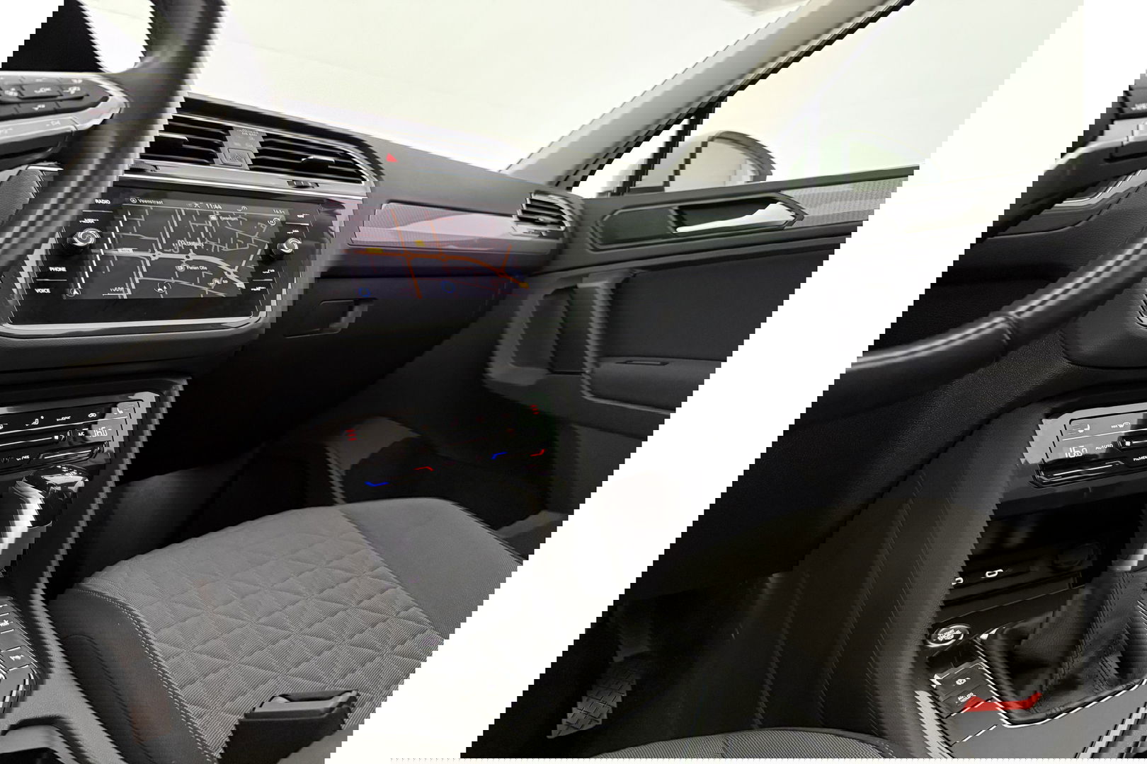 Volkswagen Tiguan 1.4 TSI eHybrid 225PK R-Line Pano ACC IQ LED Virtual Navi Clima Carplay Trekhaak 18"LMV PDC