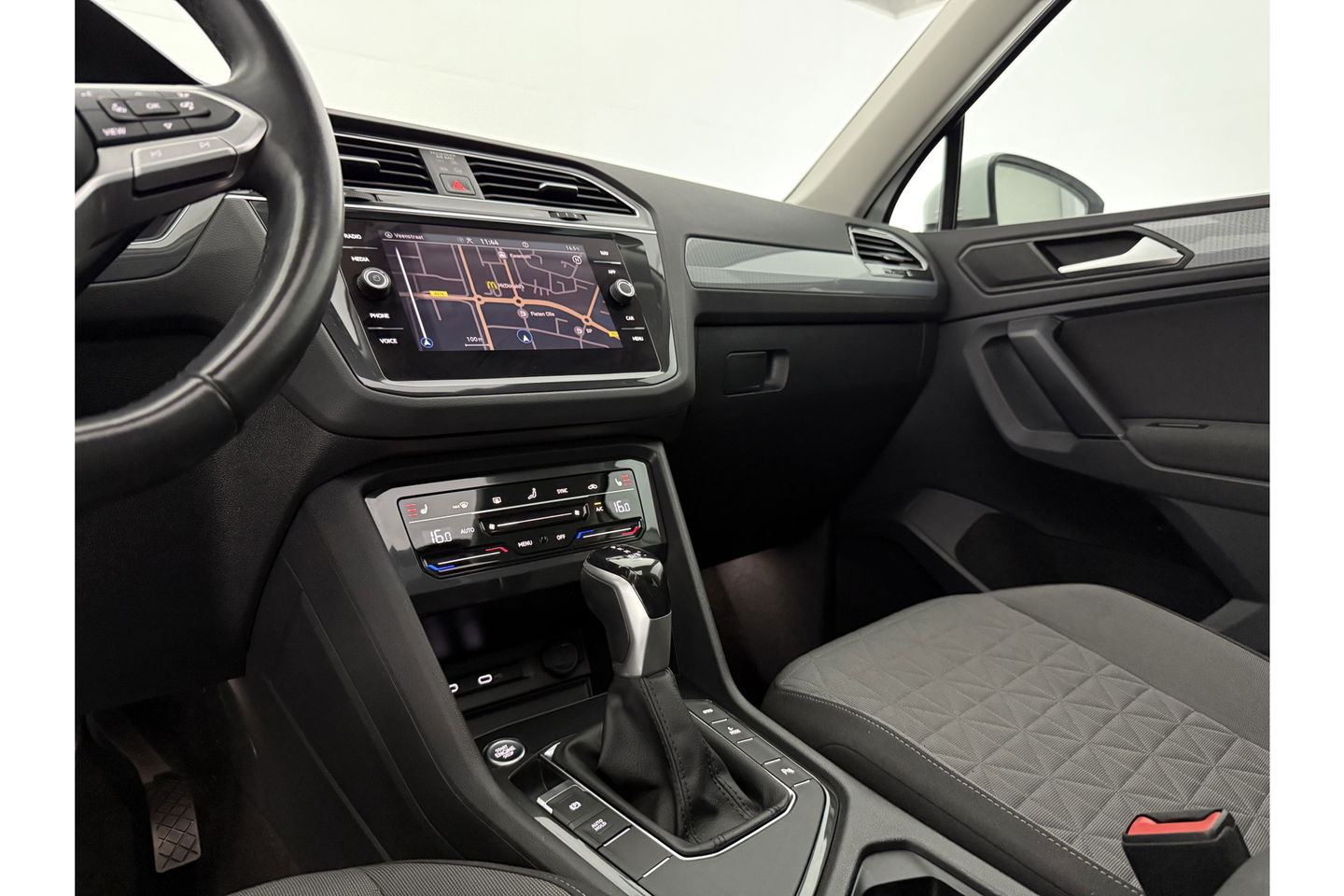 Volkswagen Tiguan 1.4 TSI eHybrid 225PK R-Line Pano ACC IQ LED Virtual Navi Clima Carplay Trekhaak 18"LMV PDC