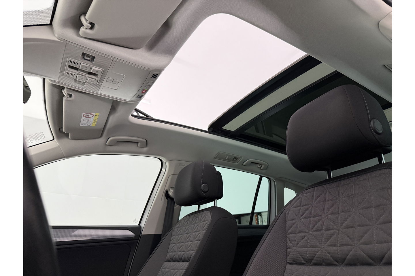 Volkswagen Tiguan 1.4 TSI eHybrid 225PK R-Line Pano ACC IQ LED Virtual Navi Clima Carplay Trekhaak 18"LMV PDC