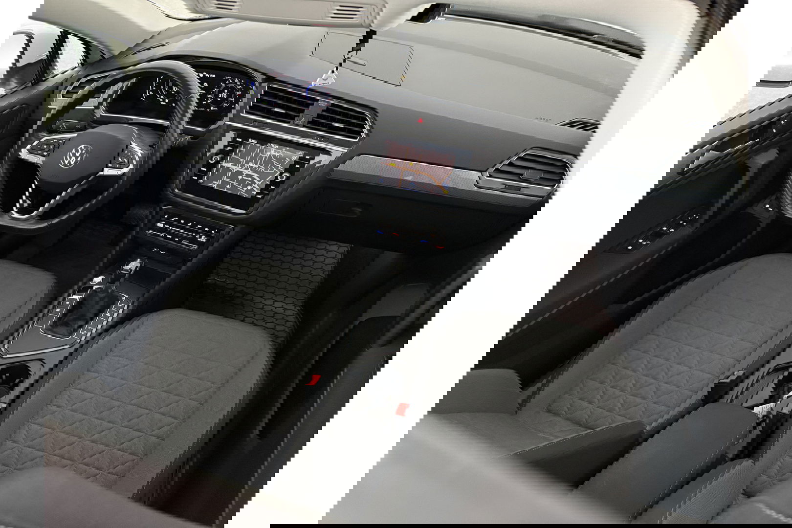 Volkswagen Tiguan 1.4 TSI eHybrid 225PK R-Line Pano ACC IQ LED Virtual Navi Clima Carplay Trekhaak 18"LMV PDC