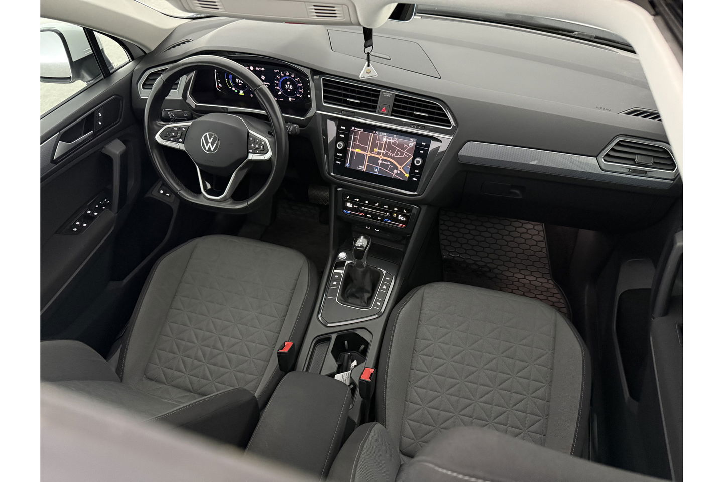 Volkswagen Tiguan 1.4 TSI eHybrid 225PK R-Line Pano ACC IQ LED Virtual Navi Clima Carplay Trekhaak 18"LMV PDC