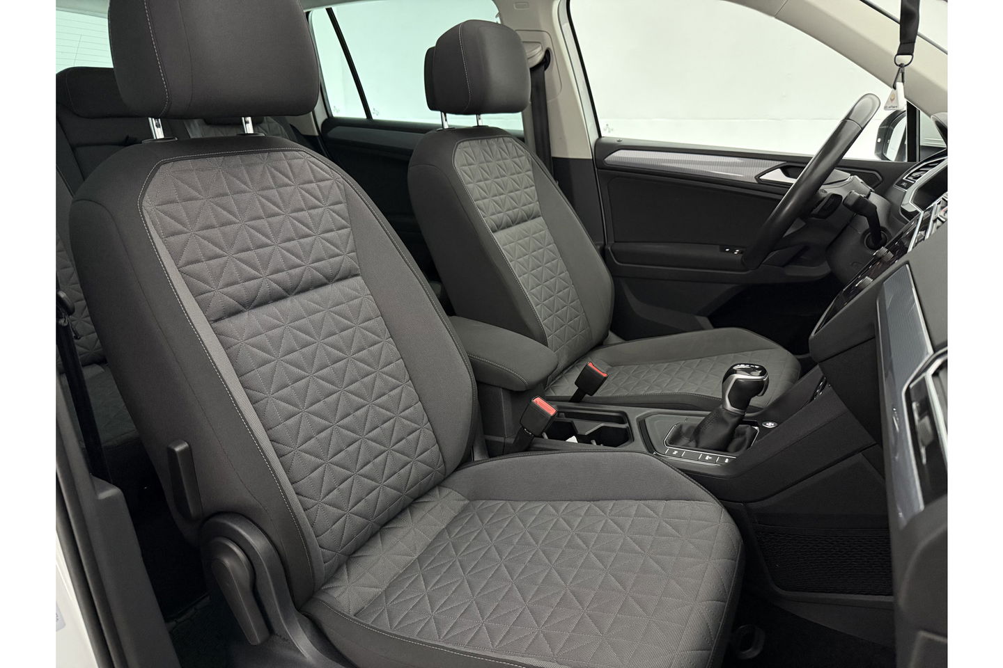 Volkswagen Tiguan 1.4 TSI eHybrid 225PK R-Line Pano ACC IQ LED Virtual Navi Clima Carplay Trekhaak 18"LMV PDC