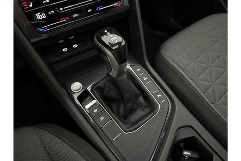 Volkswagen Tiguan 1.4 TSI eHybrid 225PK R-Line Pano ACC IQ LED Virtual Navi Clima Carplay Trekhaak 18"LMV PDC