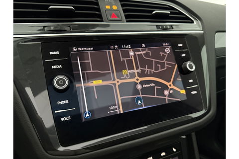 Volkswagen Tiguan 1.4 TSI eHybrid 225PK R-Line Pano ACC IQ LED Virtual Navi Clima Carplay Trekhaak 18"LMV PDC