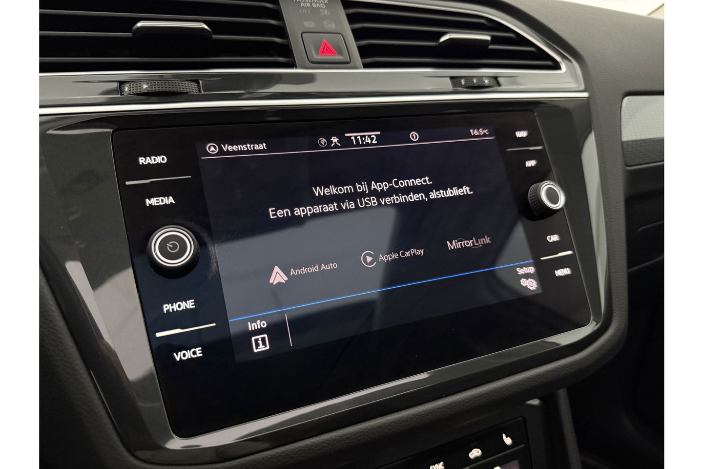 Volkswagen Tiguan 1.4 TSI eHybrid 225PK R-Line Pano ACC IQ LED Virtual Navi Clima Carplay Trekhaak 18"LMV PDC