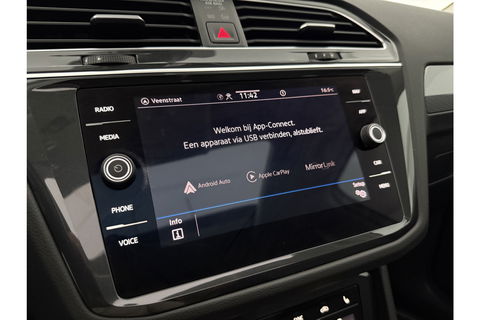 Volkswagen Tiguan 1.4 TSI eHybrid 225PK R-Line Pano ACC IQ LED Virtual Navi Clima Carplay Trekhaak 18"LMV PDC