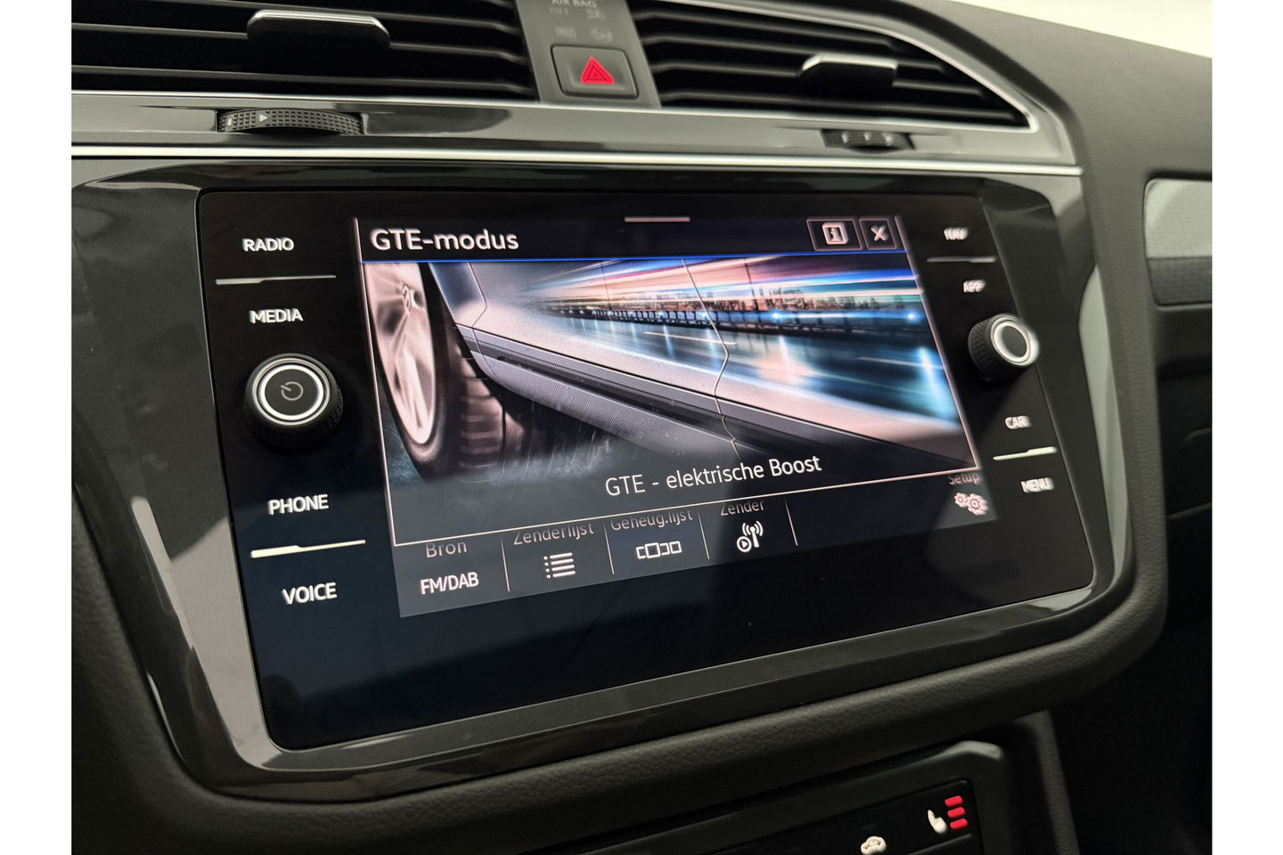 Volkswagen Tiguan 1.4 TSI eHybrid 225PK R-Line Pano ACC IQ LED Virtual Navi Clima Carplay Trekhaak 18"LMV PDC
