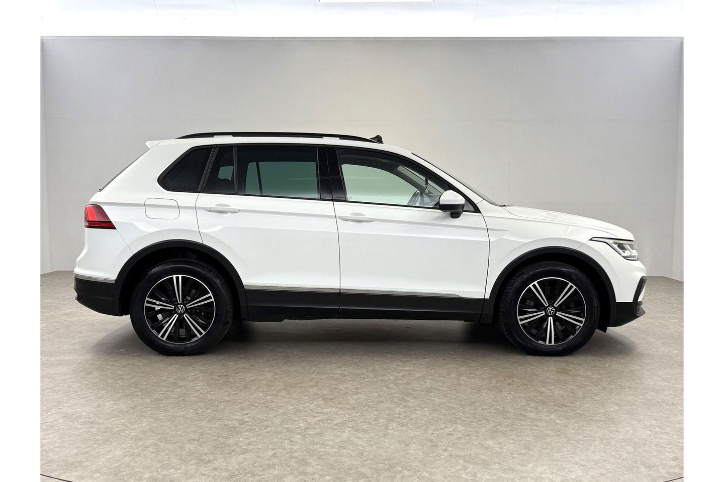 Volkswagen Tiguan 1.4 TSI eHybrid 225PK R-Line Pano ACC IQ LED Virtual Navi Clima Carplay Trekhaak 18"LMV PDC