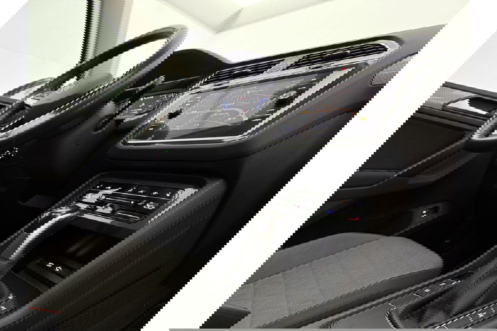 Volkswagen Tiguan 1.4 TSI eHybrid 225PK R-Line Pano ACC IQ LED Virtual Navi Clima Carplay Trekhaak 18"LMV PDC