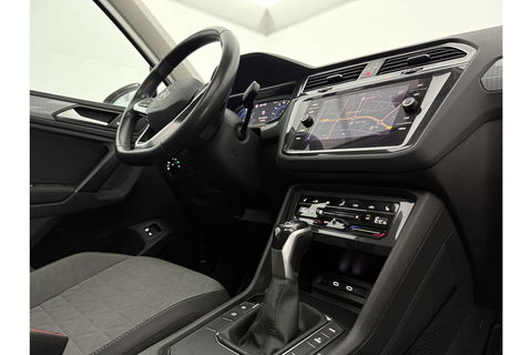 Volkswagen Tiguan 1.4 TSI eHybrid 225PK R-Line Pano ACC IQ LED Virtual Navi Clima Carplay Trekhaak 18"LMV PDC