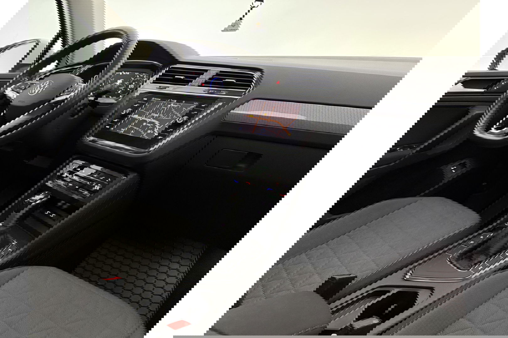 Volkswagen Tiguan 1.4 TSI eHybrid 225PK R-Line Pano ACC IQ LED Virtual Navi Clima Carplay Trekhaak 18"LMV PDC