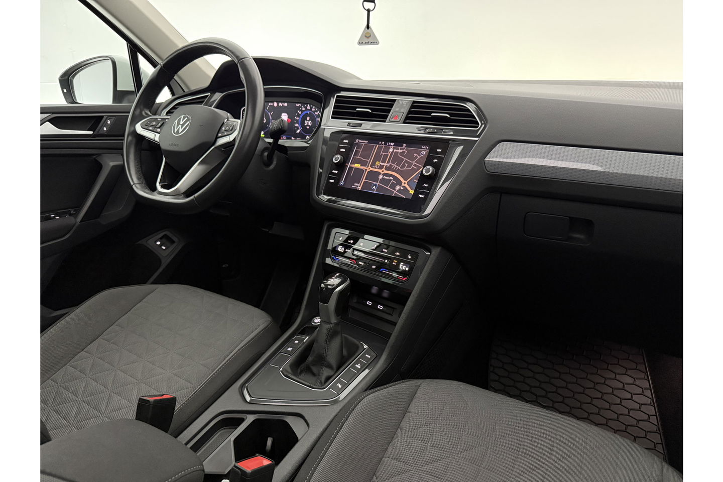 Volkswagen Tiguan 1.4 TSI eHybrid 225PK R-Line Pano ACC IQ LED Virtual Navi Clima Carplay Trekhaak 18"LMV PDC