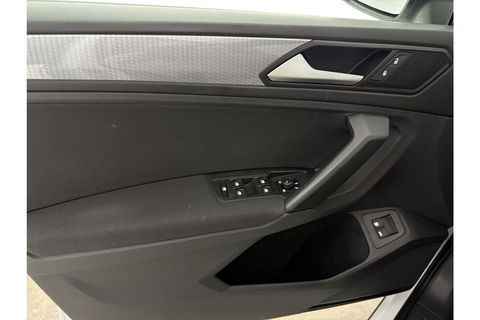 Volkswagen Tiguan 1.4 TSI eHybrid 225PK R-Line Pano ACC IQ LED Virtual Navi Clima Carplay Trekhaak 18"LMV PDC