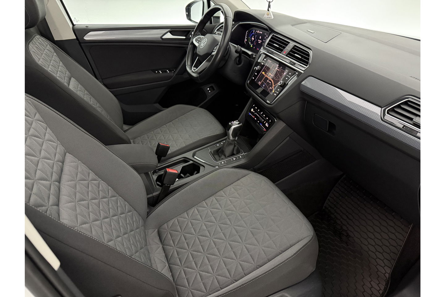 Volkswagen Tiguan 1.4 TSI eHybrid 225PK R-Line Pano ACC IQ LED Virtual Navi Clima Carplay Trekhaak 18"LMV PDC