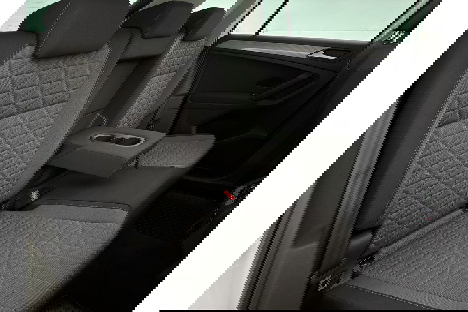 Volkswagen Tiguan 1.4 TSI eHybrid 225PK R-Line Pano ACC IQ LED Virtual Navi Clima Carplay Trekhaak 18"LMV PDC