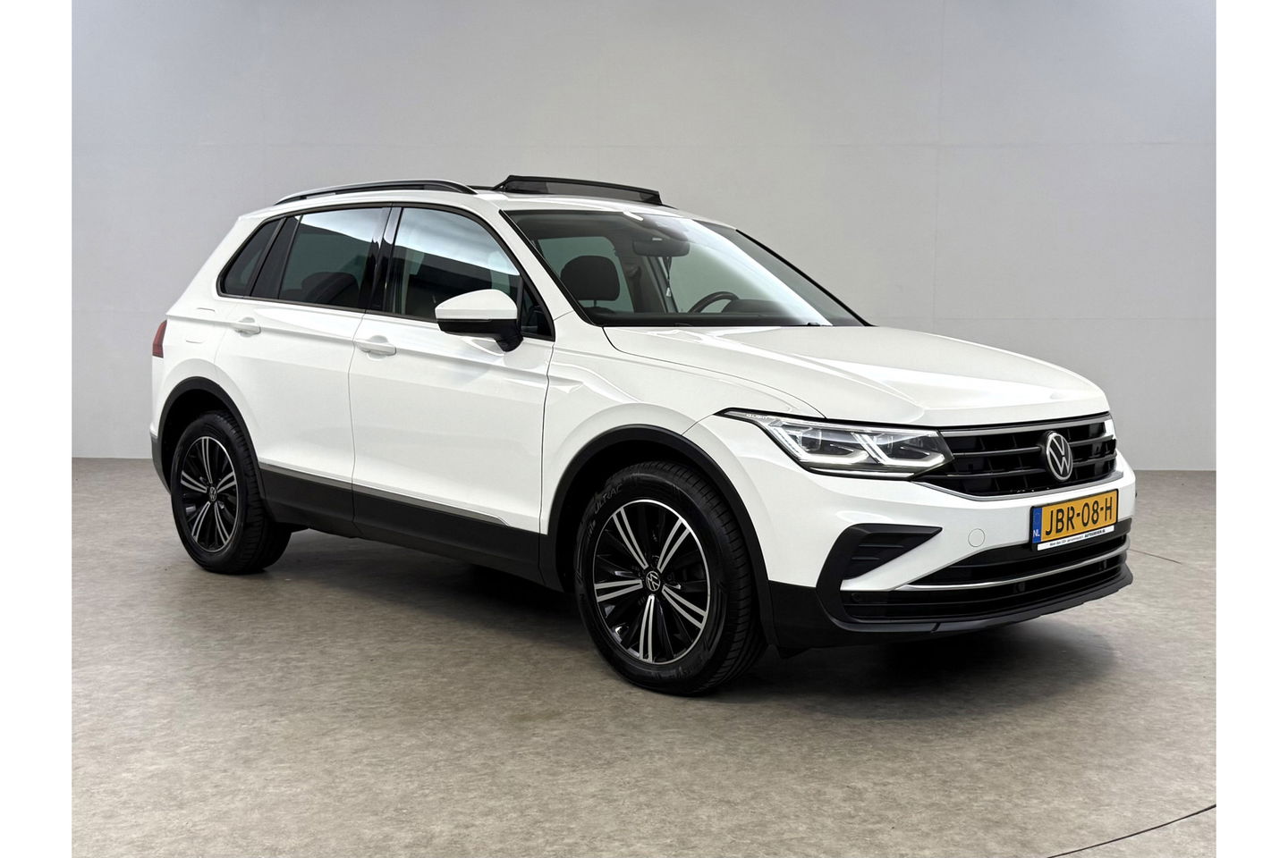 Volkswagen Tiguan 1.4 TSI eHybrid 225PK R-Line Pano ACC IQ LED Virtual Navi Clima Carplay Trekhaak 18"LMV PDC