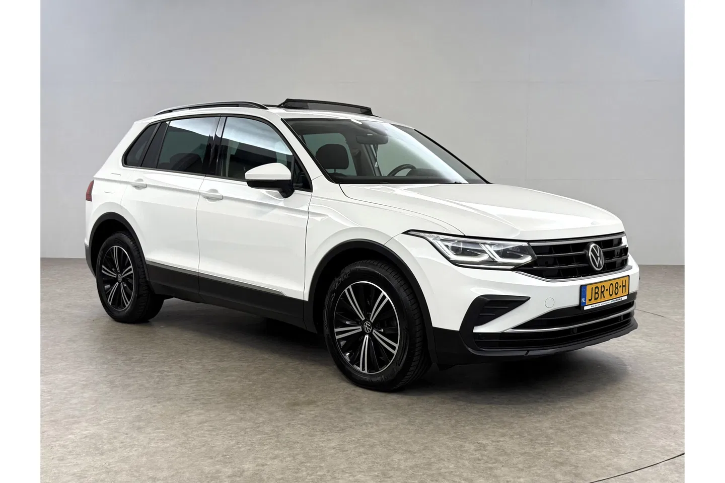 Volkswagen Tiguan 1.4 TSI eHybrid 225PK R-Line Pano ACC IQ LED Virtual Navi Clima Carplay Trekhaak 18"LMV PDC