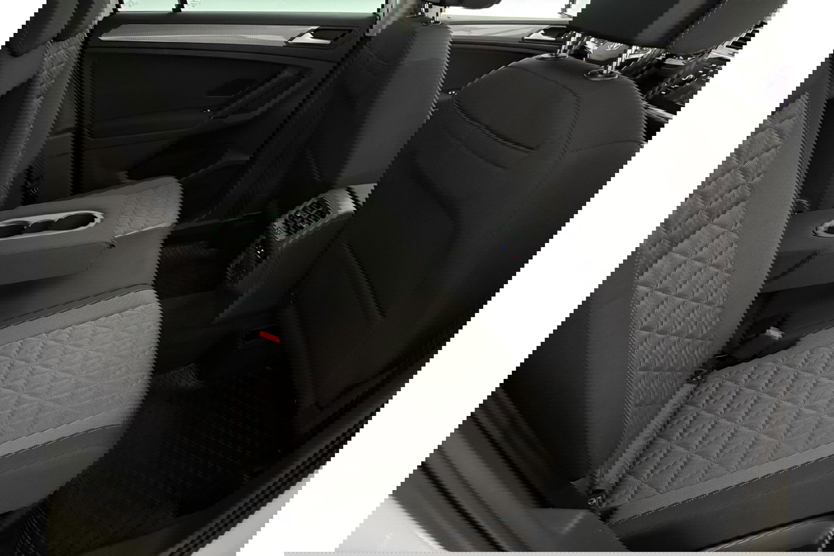 Volkswagen Tiguan 1.4 TSI eHybrid 225PK R-Line Pano ACC IQ LED Virtual Navi Clima Carplay Trekhaak 18"LMV PDC